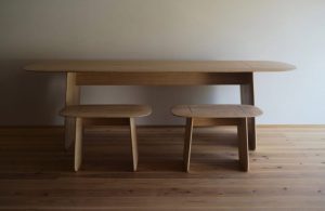 Bộ bàn ghế được làm từ gỗ thông nhật Hinoki